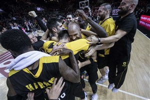 the AEK team celebrating their qualification for the final four.